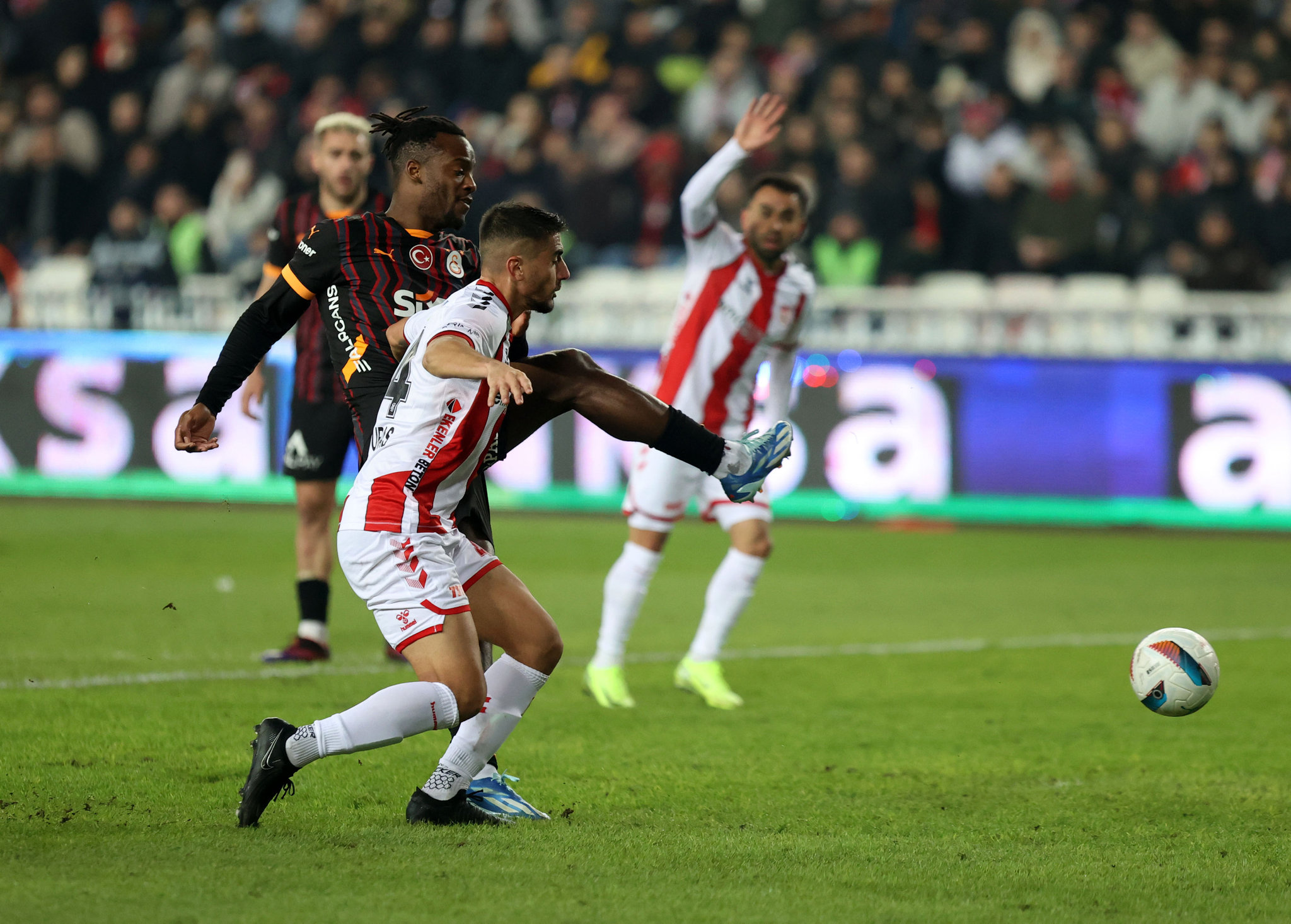 Spor yazarları, Sivasspor - Galatasaray maçını değerlendirdi! Görüntüler rezalet