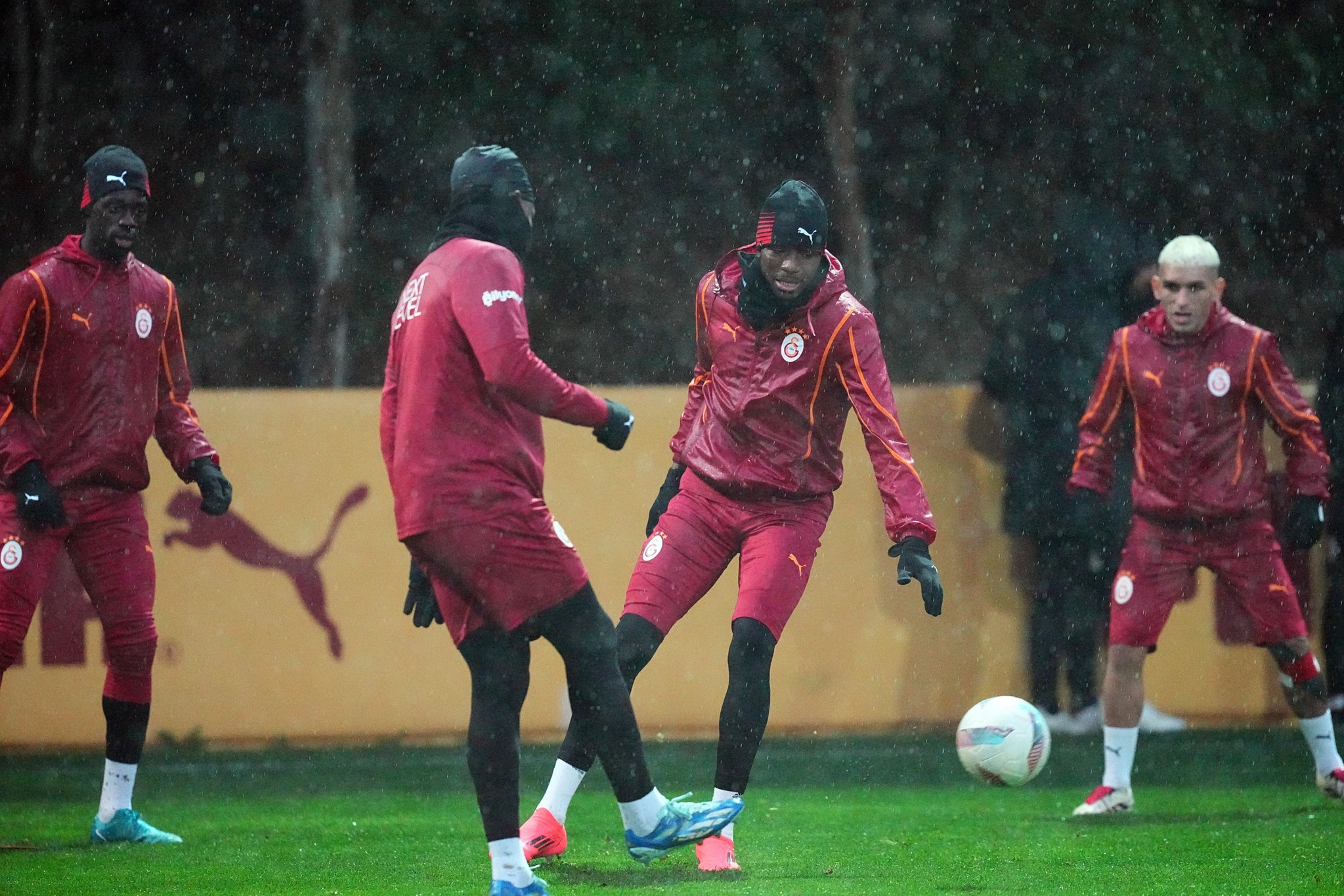 GALATASARAY HABERLERİ | Başkan Dursun Özbek’ten oyunculara maaş dopingi! Derbi öncesi...