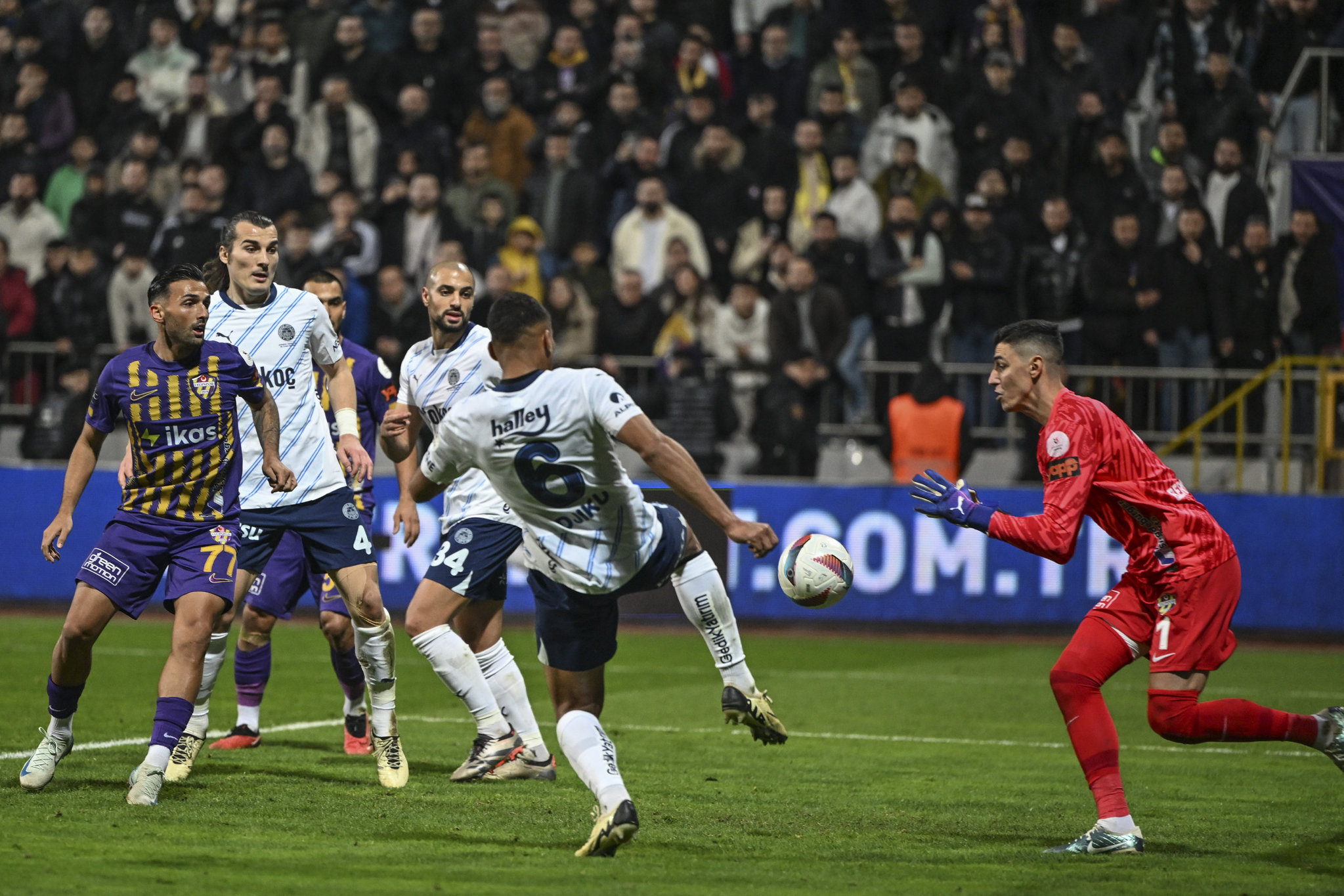 Fenerbahçe’de şok kadro dışı kararı! Bunu kimse beklemiyordu