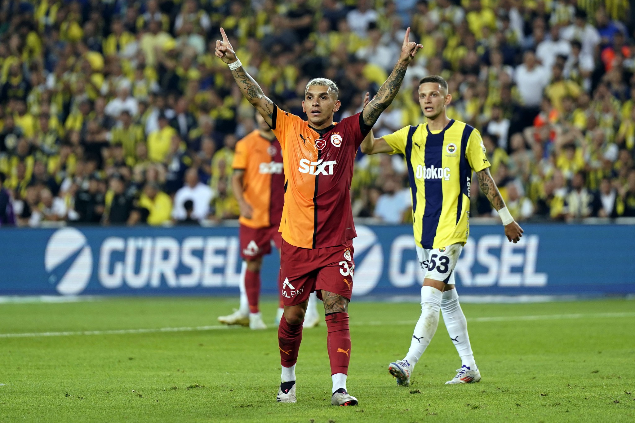 Galatasaray Fenerbahçe’yi solladı!