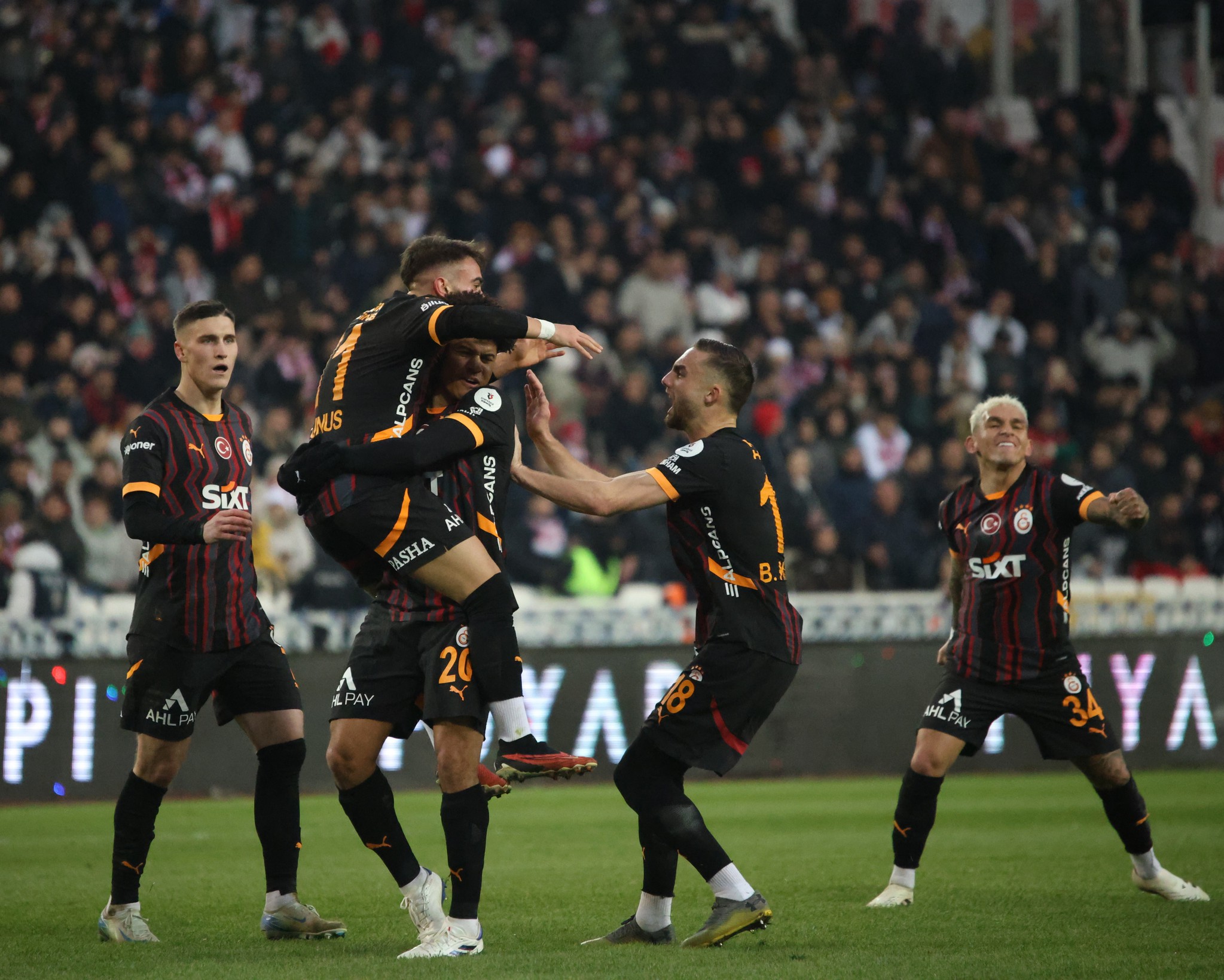 Galatasaray Fenerbahçe’yi solladı!