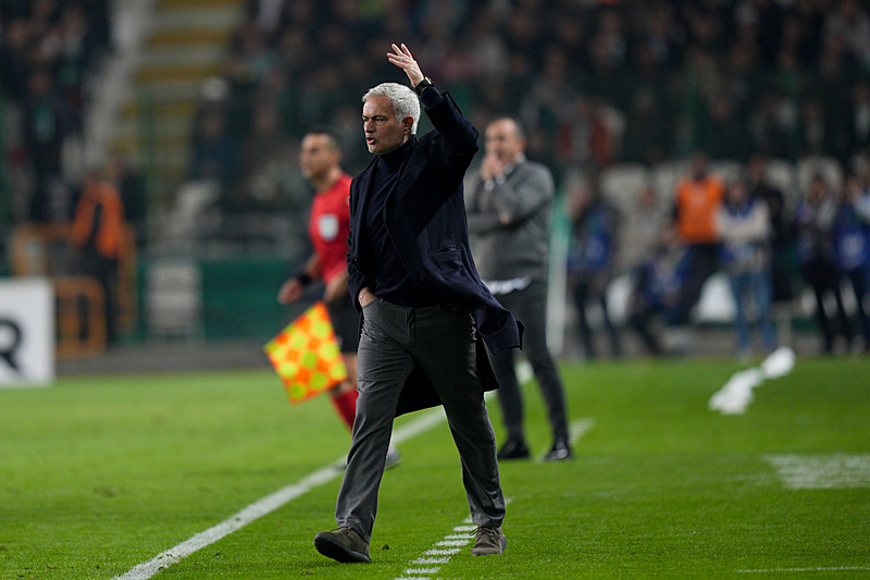 Fenerbahçe’de beklenmedik ayrılık! Jose Mourinho onu kadroda düşünmüyor