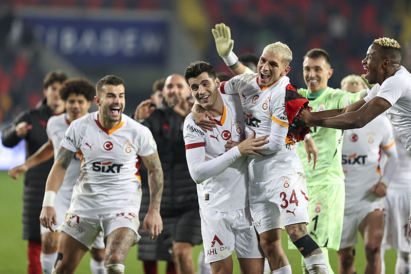 TRANSFER HABERLERİ | Galatasaray’dan savunmaya sürpriz hamle! İşte gündeme gelen son isim