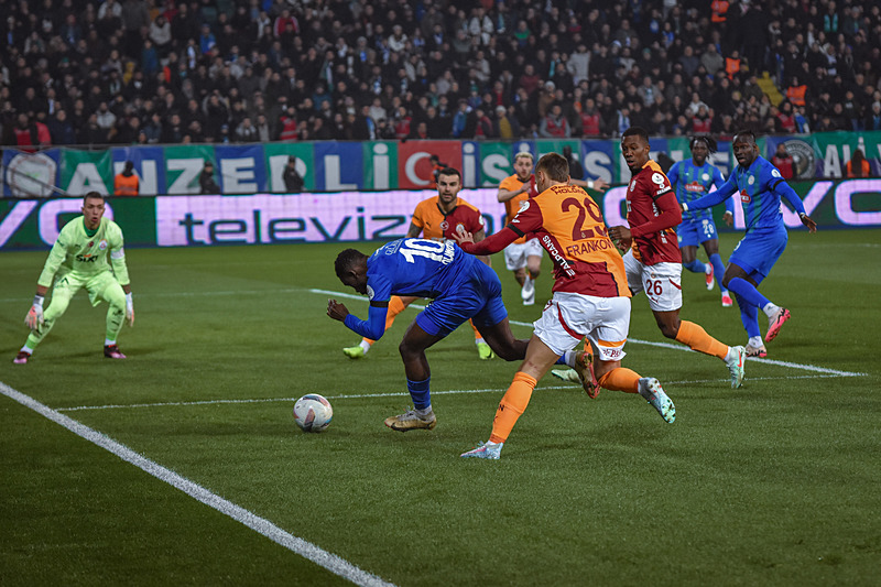 Spor yazarlarından flaş Çaykur Rizespor - Galatasaray maçı değerlendirmeleri!