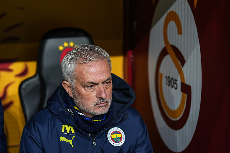 FENERBAHÇE HABERİ: Dünya basını Jose Mourinho’nun cezasını konuşuyor! İşte o manşetler