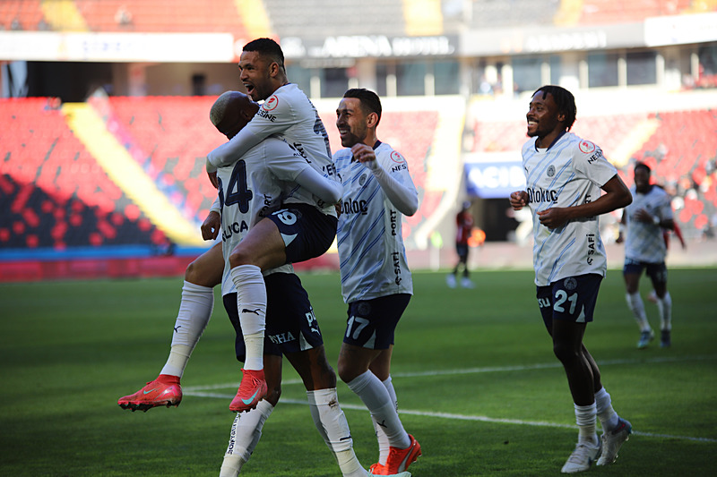 Fenerbahçe’ye kötü haber! 2 hafta sahalardan uzak kalacak