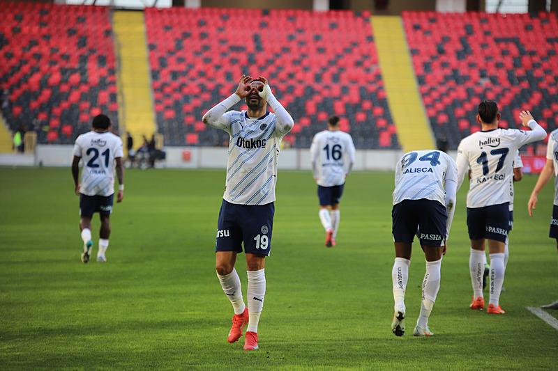 TRANSFER HABERİ: Fenerbahçe’de sözleşme krizi! Yollar resmen ayrılıyor
