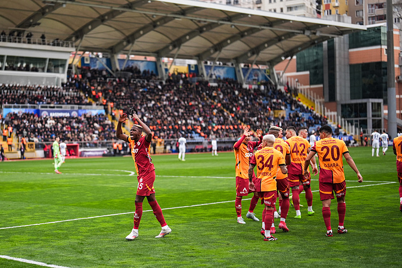 GALATASARAY HABERLERİ: Futbolcular yönetime rest çekti! Cimbom’da kriz...