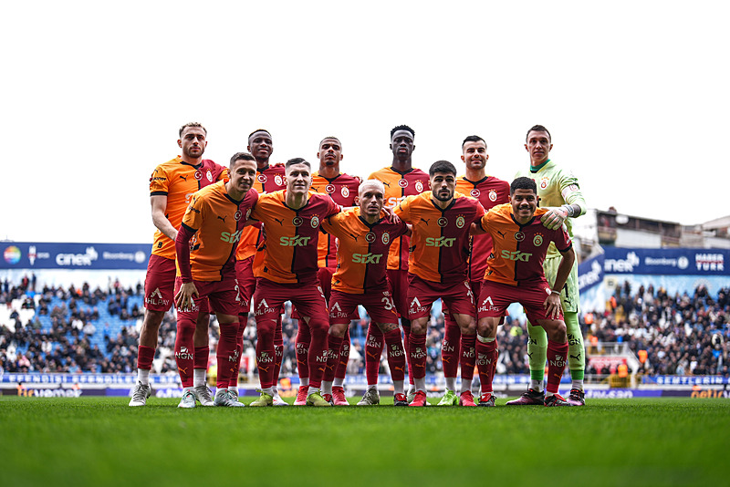 GALATASARAY HABERLERİ: Futbolcular yönetime rest çekti! Cimbom’da kriz...