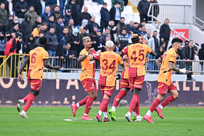GALATASARAY HABERLERİ: Futbolcular yönetime rest çekti! Cimbom’da kriz...