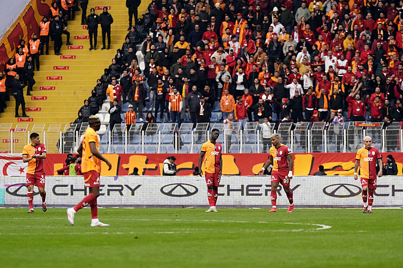 GALATASARAY HABERLERİ: Futbolcular yönetime rest çekti! Cimbom’da kriz...