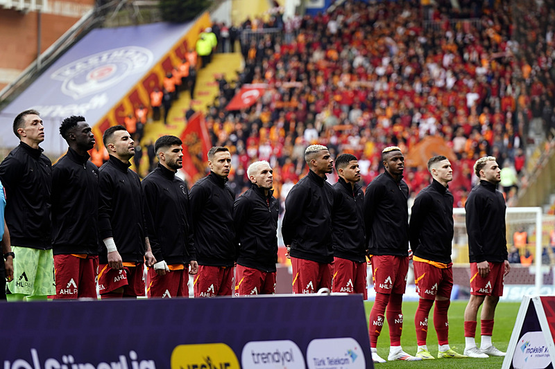 GALATASARAY HABERLERİ: Futbolcular yönetime rest çekti! Cimbom’da kriz...