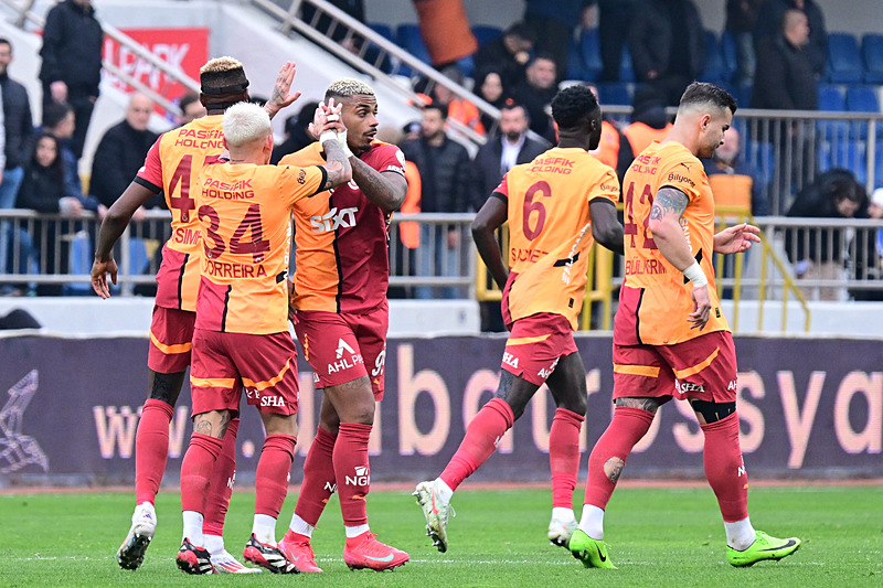 GALATASARAY HABERLERİ: Futbolcular yönetime rest çekti! Cimbom’da kriz...