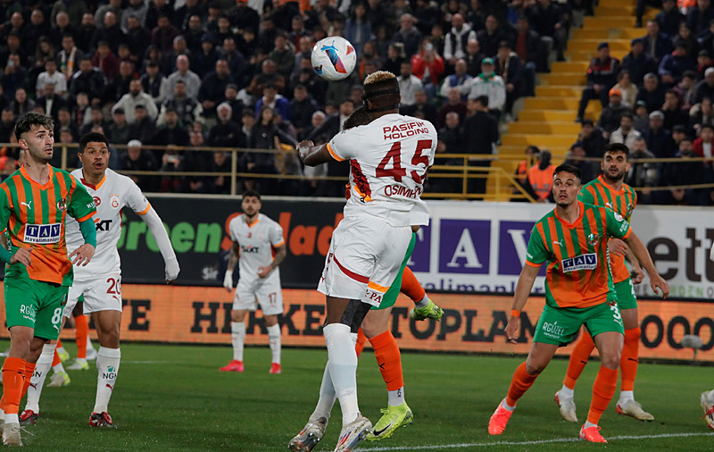 Hepsini atladı Eski hakemler Corendon Alanyaspor-Galatasaray maçındaki o kararı yorumladı!