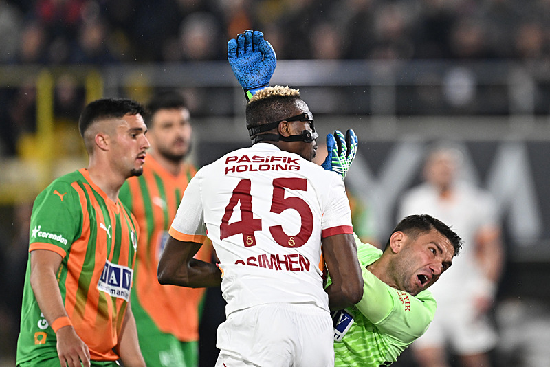 Hepsini atladı Eski hakemler Corendon Alanyaspor-Galatasaray maçındaki o kararı yorumladı!