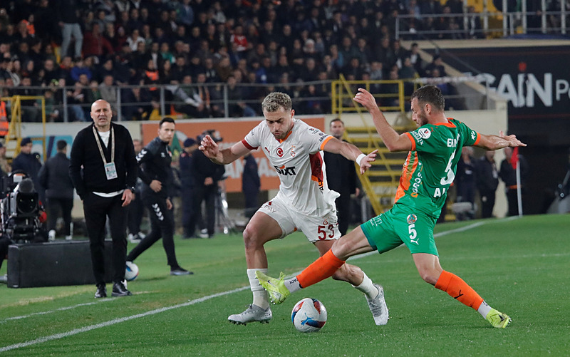 Hepsini atladı Eski hakemler Corendon Alanyaspor-Galatasaray maçındaki o kararı yorumladı!
