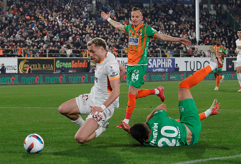 Hepsini atladı Eski hakemler Corendon Alanyaspor-Galatasaray maçındaki o kararı yorumladı!