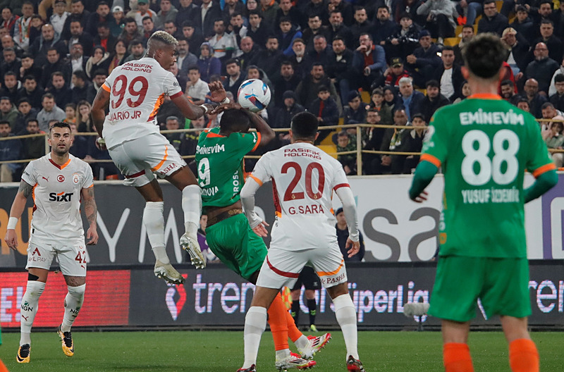 Hepsini atladı Eski hakemler Corendon Alanyaspor-Galatasaray maçındaki o kararı yorumladı!
