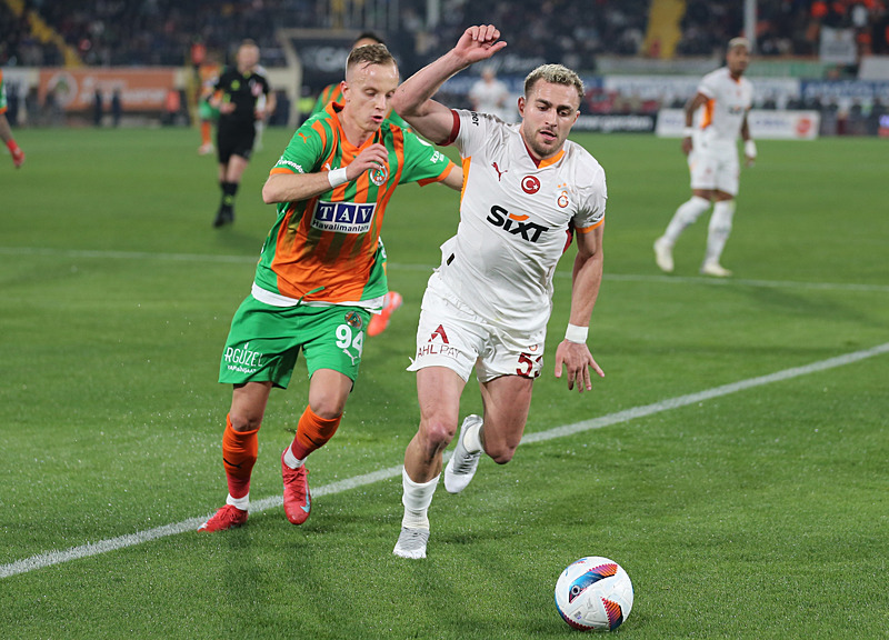 Hepsini atladı Eski hakemler Corendon Alanyaspor-Galatasaray maçındaki o kararı yorumladı!