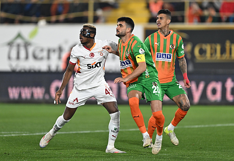 Hepsini atladı Eski hakemler Corendon Alanyaspor-Galatasaray maçındaki o kararı yorumladı!