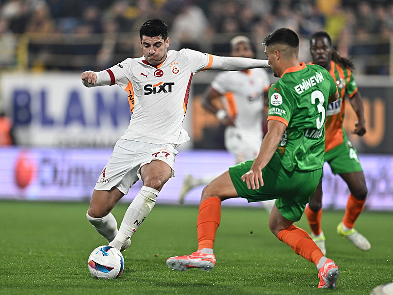 Hepsini atladı Eski hakemler Corendon Alanyaspor-Galatasaray maçındaki o kararı yorumladı!