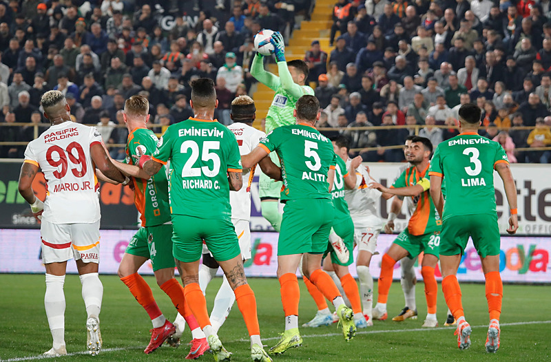Hepsini atladı Eski hakemler Corendon Alanyaspor-Galatasaray maçındaki o kararı yorumladı!