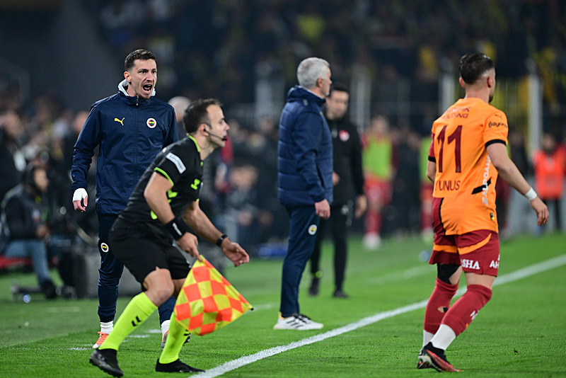FENERBAHÇE HABERİ | Galatasaray maçında Mert Hakan Yandaş’ın kırmızı kartında yaşanan ilginç diyalog!