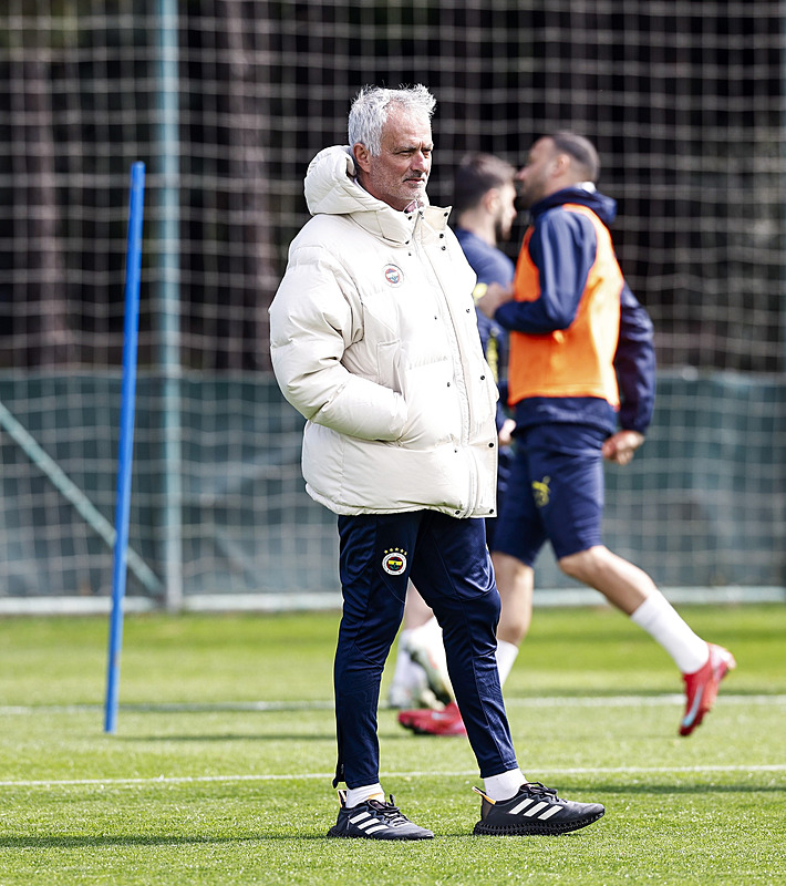 TRANSFER HABERİ: Fenerbahçe’den stoper planlaması! İşte kalacak ve gidecek isimler