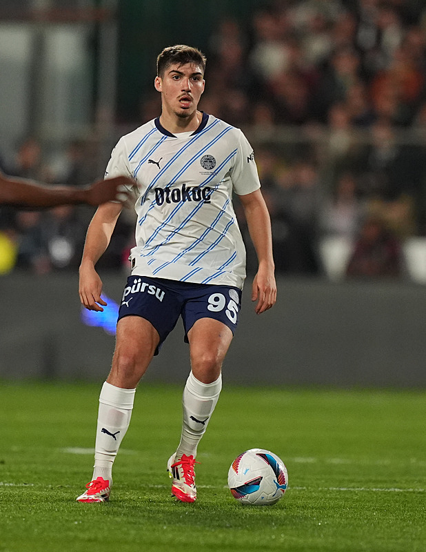 TRANSFER HABERİ: Fenerbahçe’den stoper planlaması! İşte kalacak ve gidecek isimler