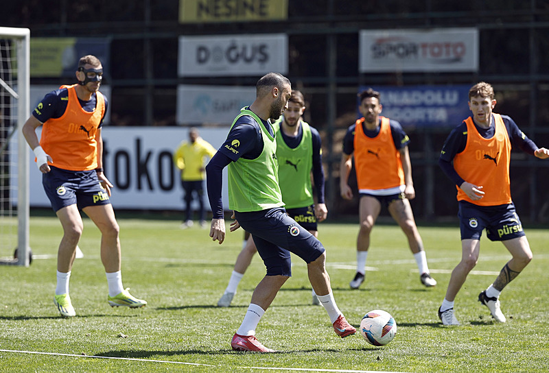 TRANSFER HABERİ - Fenerbahçe’den sürpriz hamle! Süper Lig’den genç stoper gündemde