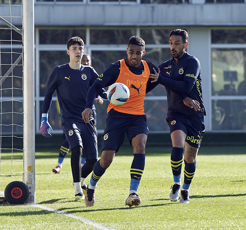 TRANSFER HABERİ - Fenerbahçe’den sürpriz hamle! Süper Lig’den genç stoper gündemde