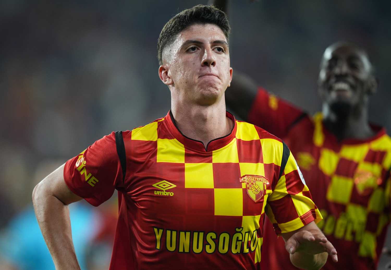 TRANSFER HABERİ - Fenerbahçe’den sürpriz hamle! Süper Lig’den genç stoper gündemde