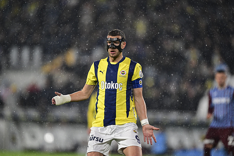 TRANSFER HABERİ: Fenerbahçe’de bir devir kapanıyor! Yıldız isimle yollar ayrılıyor
