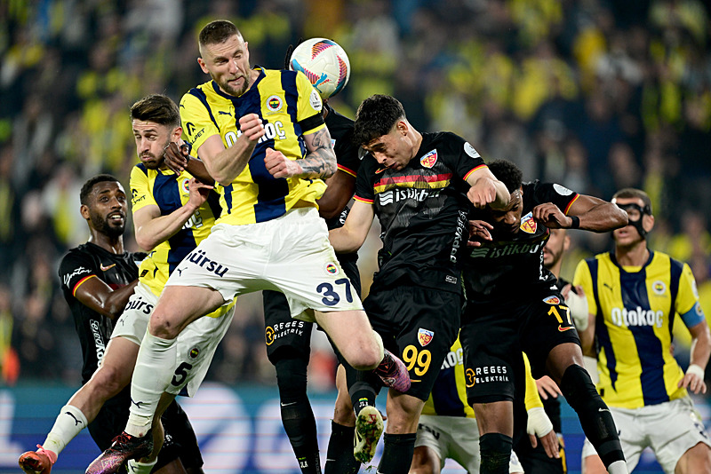 TRANSFER HABERİ: Fenerbahçe’de bir devir kapanıyor! Yıldız isimle yollar ayrılıyor