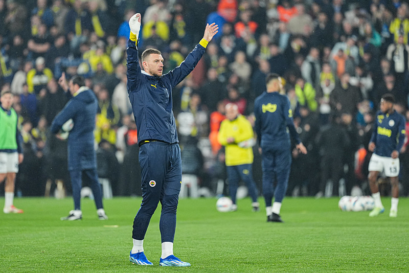 TRANSFER HABERİ: Fenerbahçe’de bir devir kapanıyor! Yıldız isimle yollar ayrılıyor