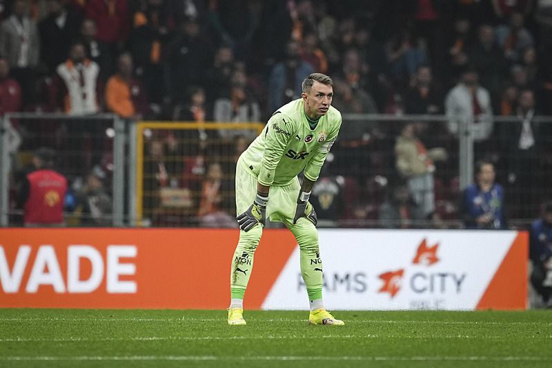TRANSFER HABERLERİ | Tamam mı devam mı? Galatasaray’da Muslera gelişmesi!