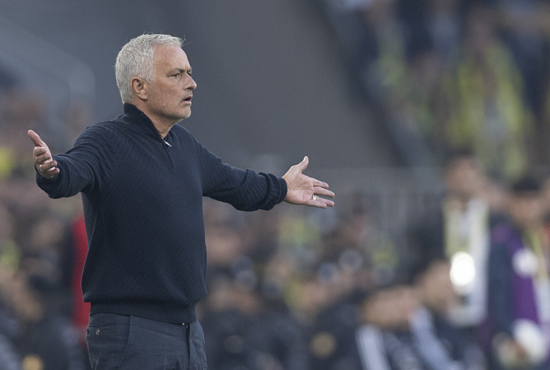 Fenerbahçe Yönetimi ve Jose Mourinho arasında restleşme!