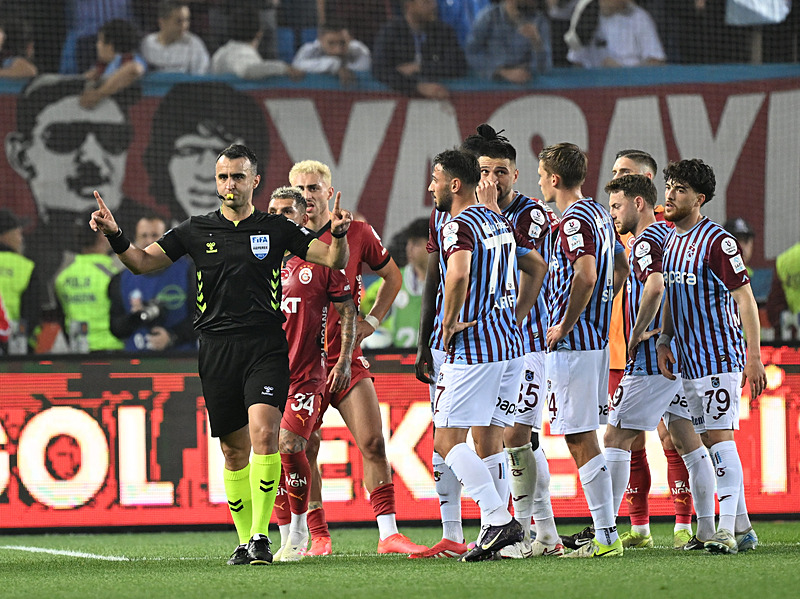 Ahmet Çakar Trabzonspor-Galatasaray maçına damga vuran pozisyonu değerlendirdi!