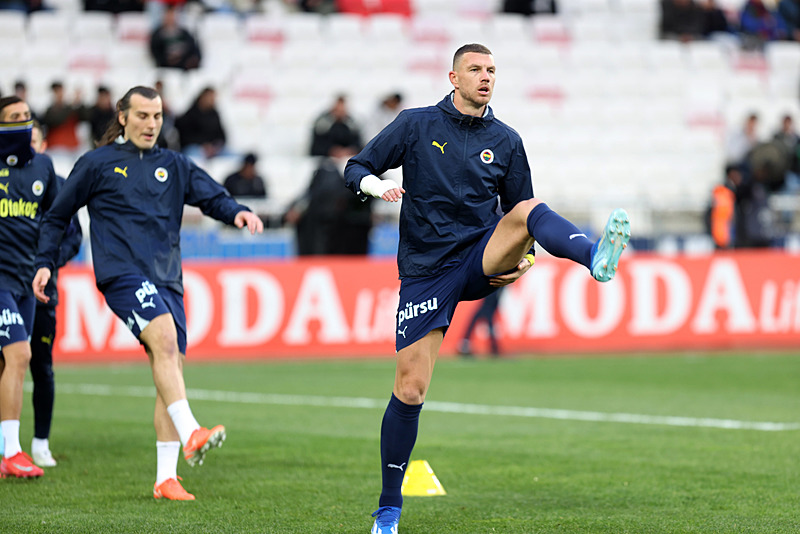 FENERBAHÇE HABERİ: Edin Dzeko’dan flaş transfer kararı! O teklife verdiği cevap şaşırttı
