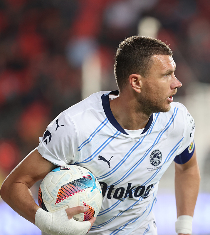 FENERBAHÇE HABERİ: Edin Dzeko’dan flaş transfer kararı! O teklife verdiği cevap şaşırttı