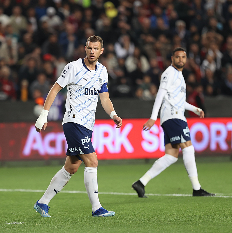 FENERBAHÇE HABERİ: Edin Dzeko’dan flaş transfer kararı! O teklife verdiği cevap şaşırttı