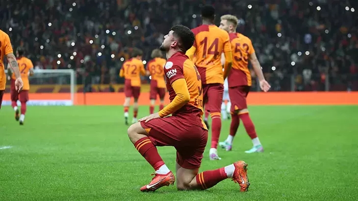 TRANSFER HABERİ: Galatasaraylı genç yıldıza çifte talip! Bunu kimse beklemiyordu
