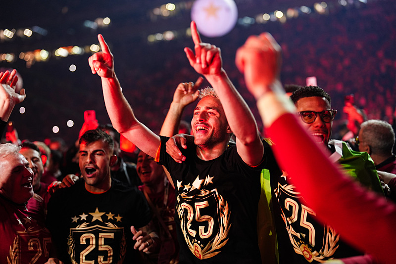 Galatasaray 5. yıldızı formasına taktı! İşte Cimbom’un yeni logosu