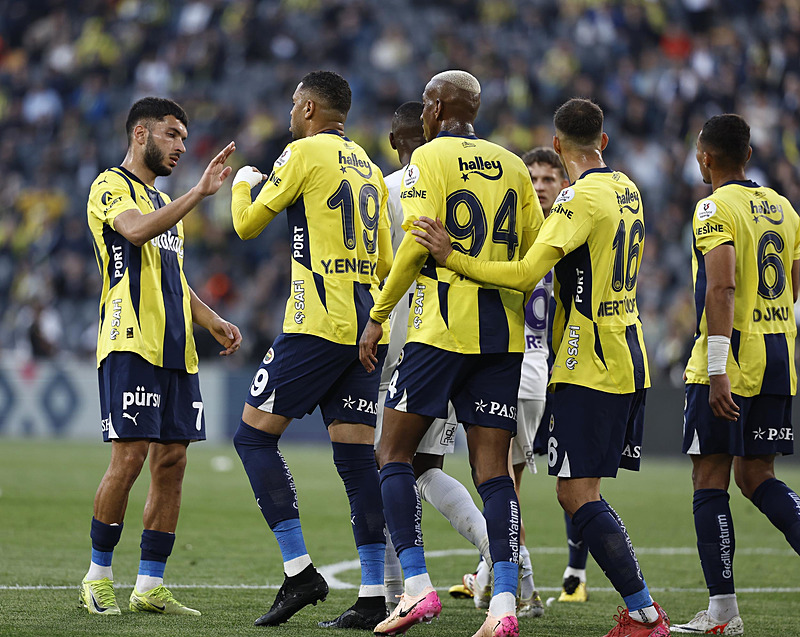 Robin van Persie Fenerbahçe’nin yıldızına kancayı taktı!