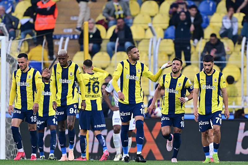 Robin van Persie Fenerbahçe’nin yıldızına kancayı taktı!