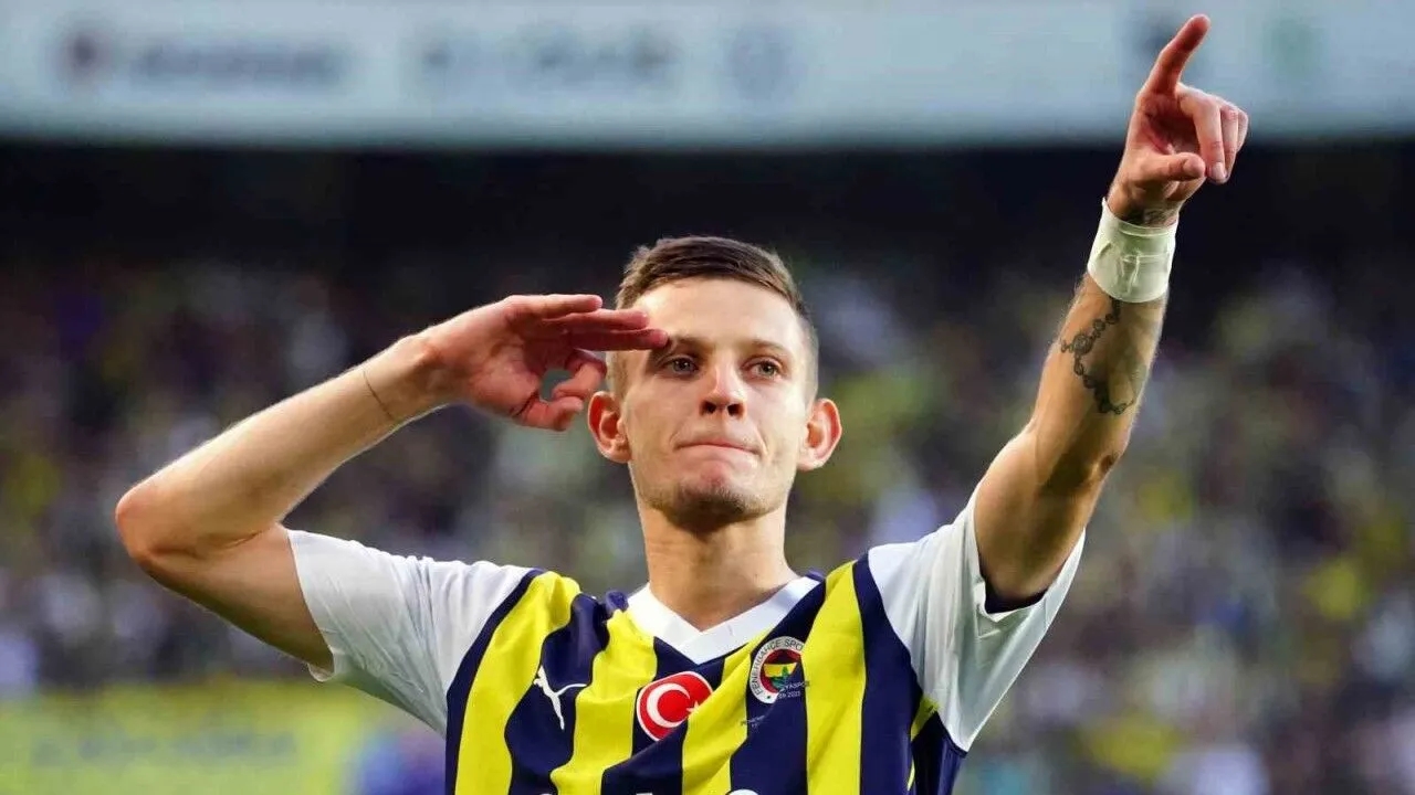Robin van Persie Fenerbahçe’nin yıldızına kancayı taktı!