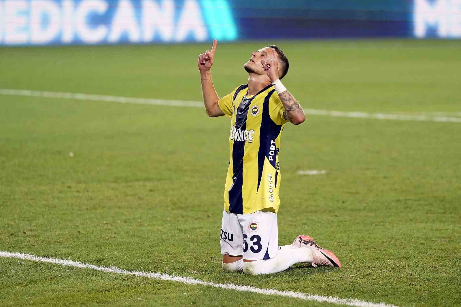 Robin van Persie Fenerbahçe’nin yıldızına kancayı taktı!