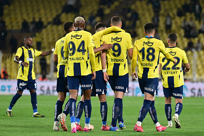 Robin van Persie Fenerbahçe’nin yıldızına kancayı taktı!