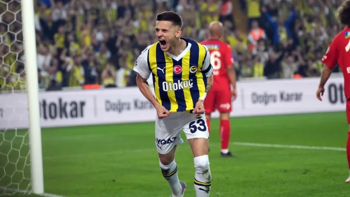 Robin van Persie Fenerbahçe’nin yıldızına kancayı taktı!