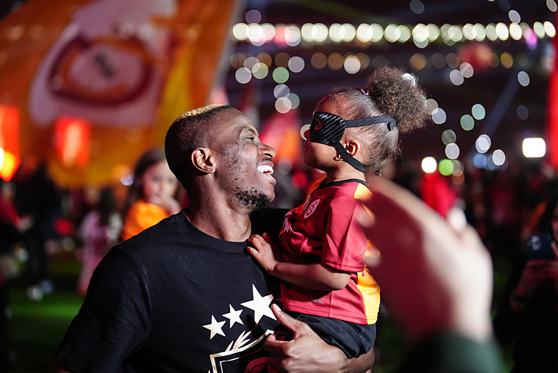 Victor Osimhen’in kızından transfer isteği! Galatasaray’da kal babacığım